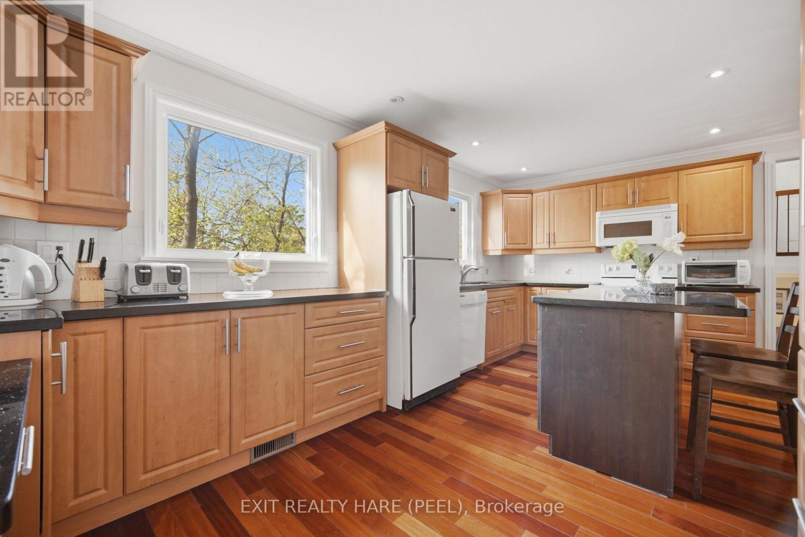 30 THORSBY COURT - 6