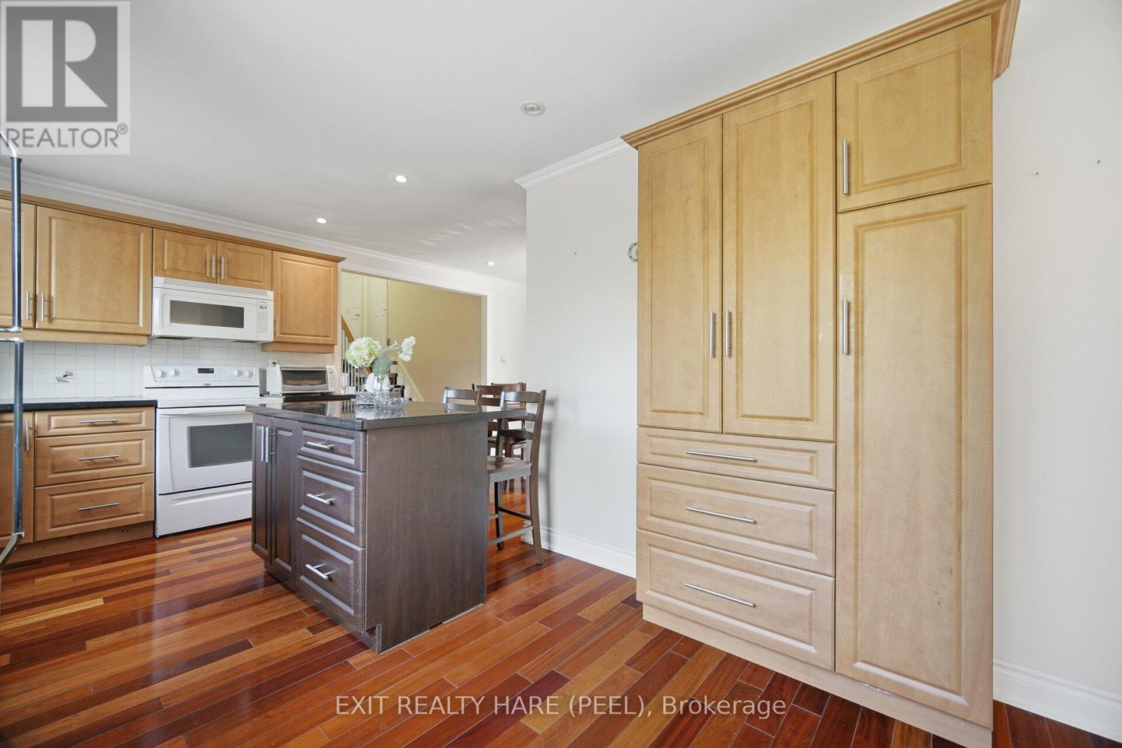 30 THORSBY COURT - 8