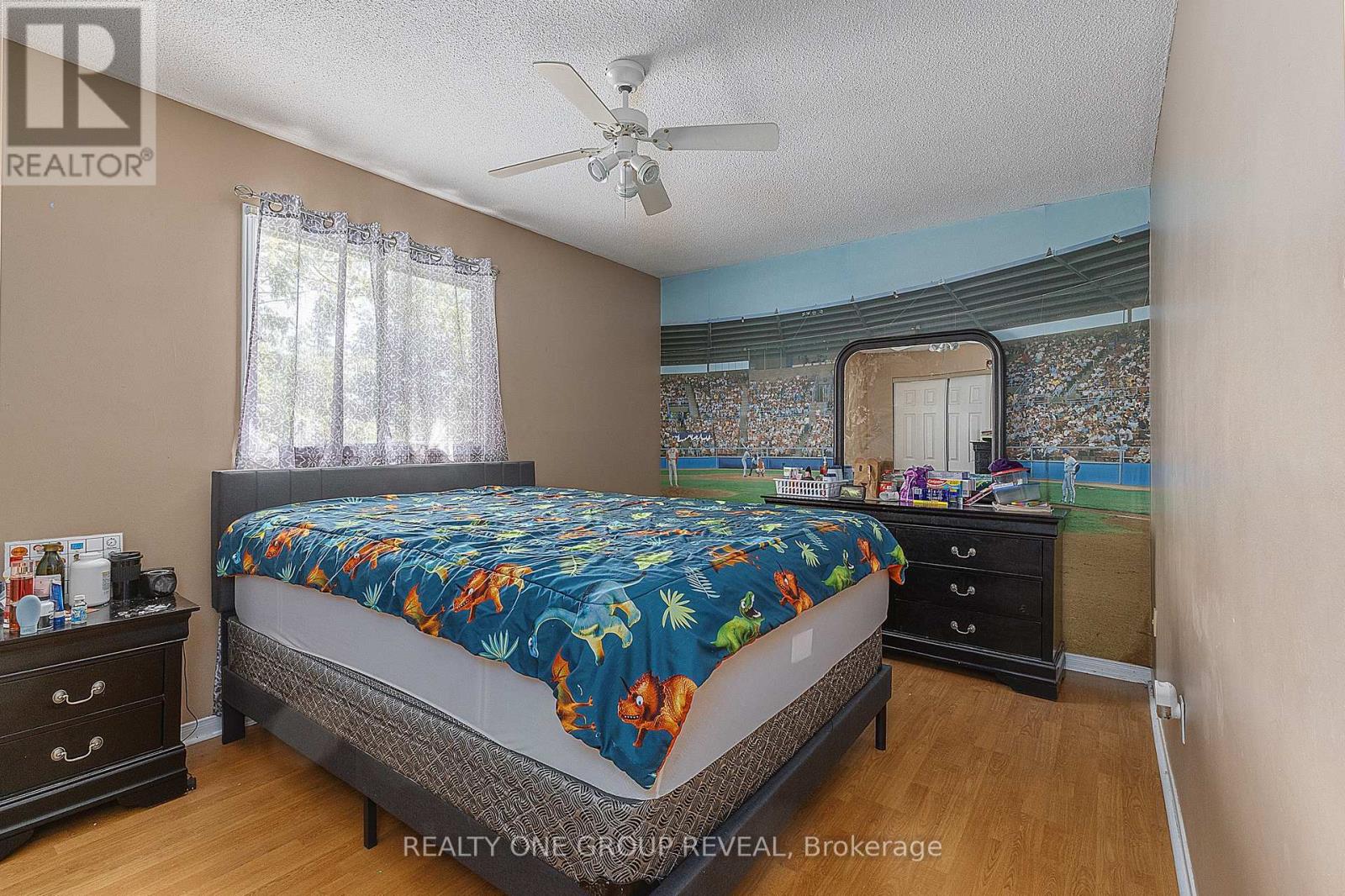4 STANFORD CRESCENT - 23