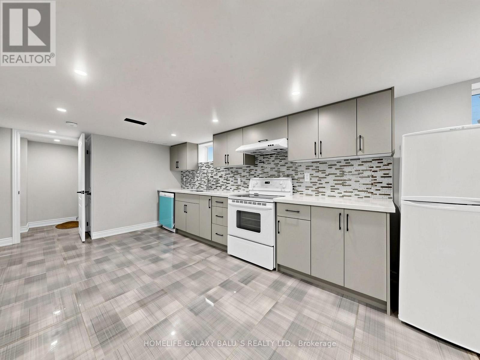 136 CENTRAL PARK BOULEVARD N - Image 28