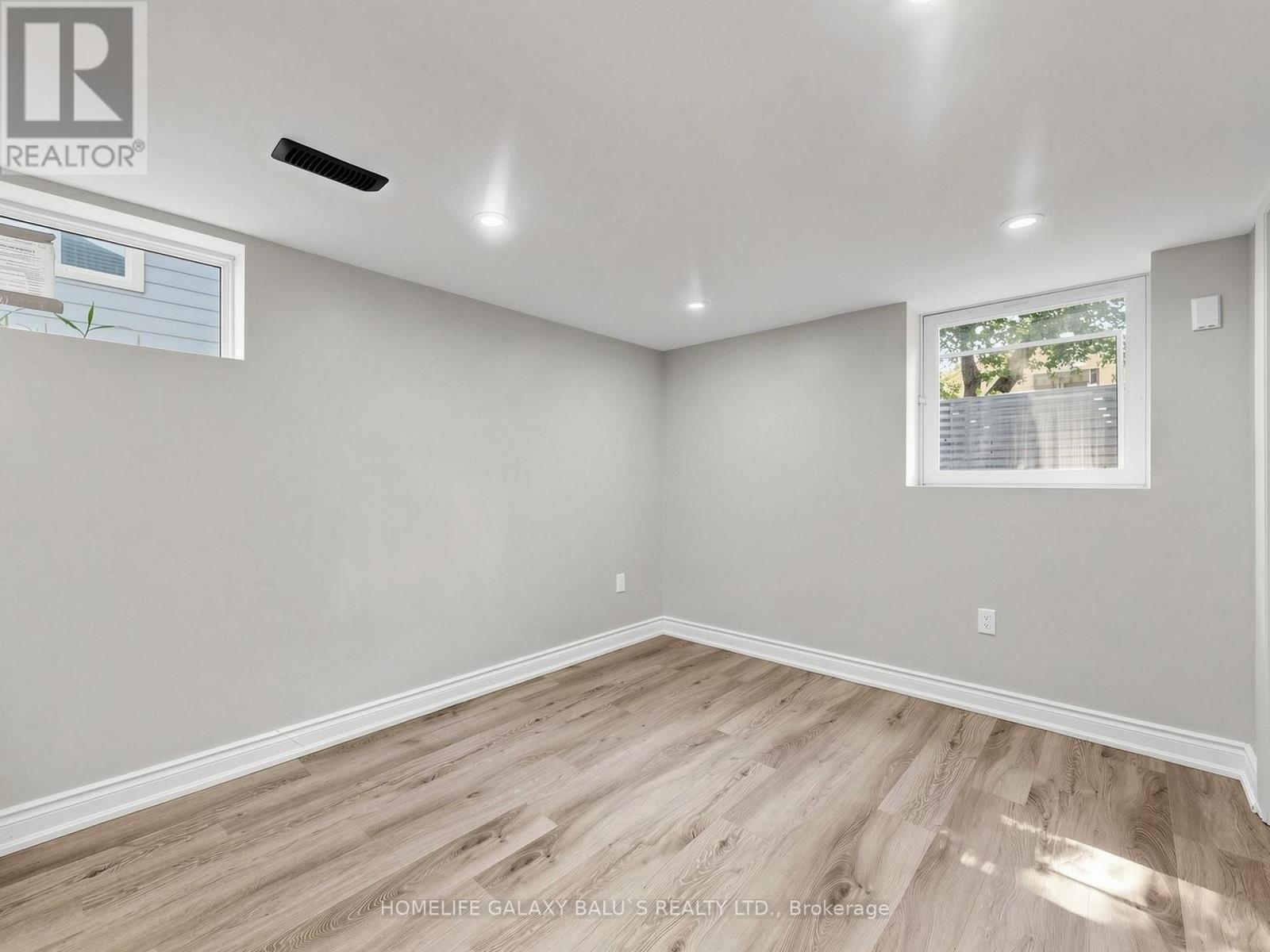 136 CENTRAL PARK BOULEVARD N - Image 33