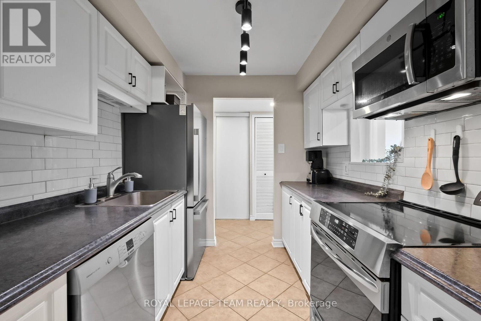 2 Bed, 1 Bath House for Sale in Ottawa – 1906 – 199 KENT STREET, Ottawa – MLS# X13668752 - Image 12