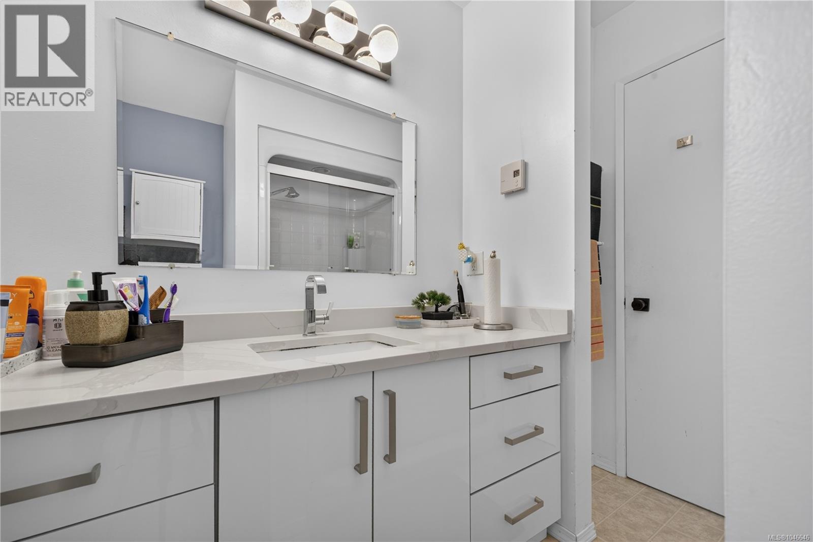 #3 864 Swan St - 31