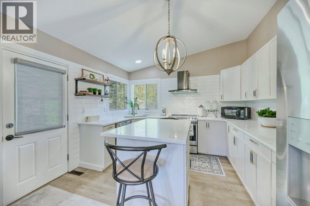 7562 CREST-A-WAY Road, Oliver