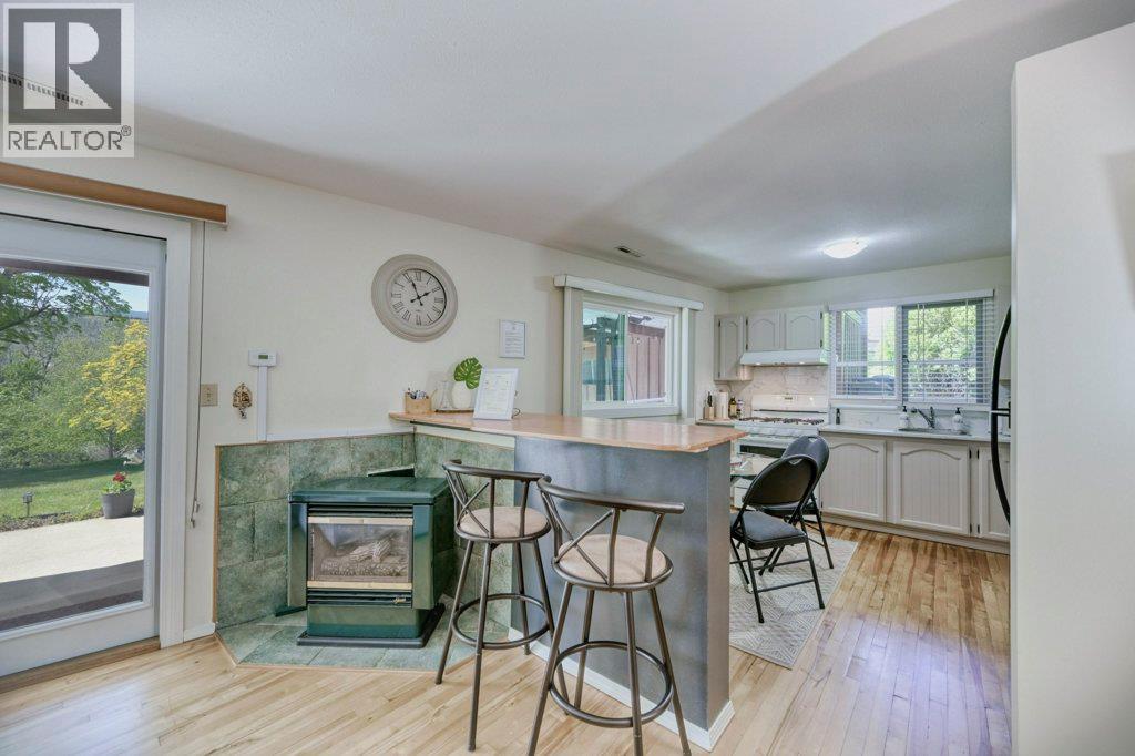7562 CREST-A-WAY Road, Oliver