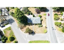3294 Henderson Rd, Oak Bay, BC V8P5A6 Photo 6