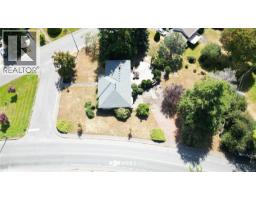 3294 Henderson Rd, Oak Bay, BC V8P5A6 Photo 7
