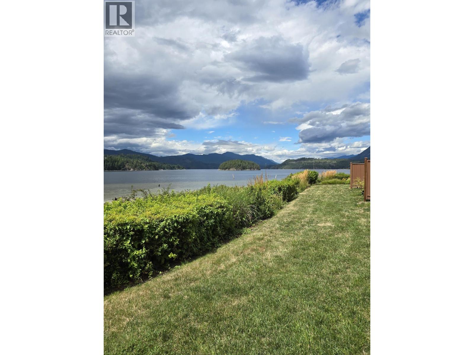 5915 BEACHGATE LANE, Sechelt