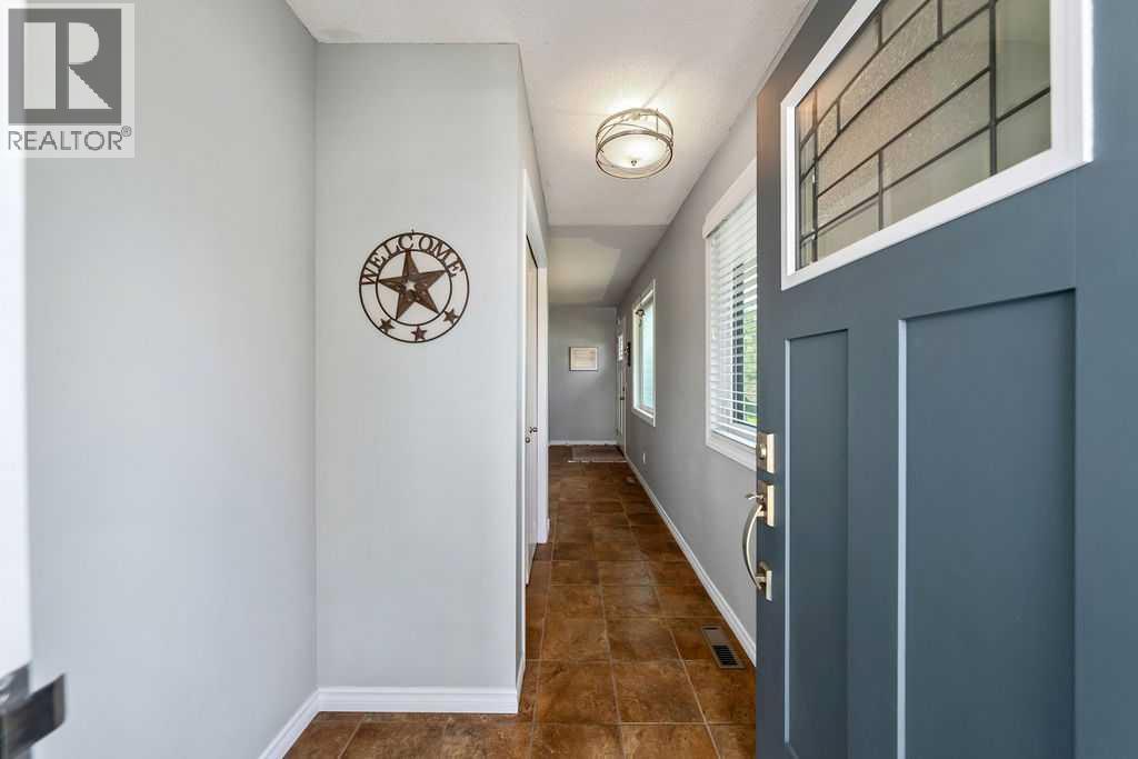 4325 70 Street NW, Bowness, Calgary photo 4