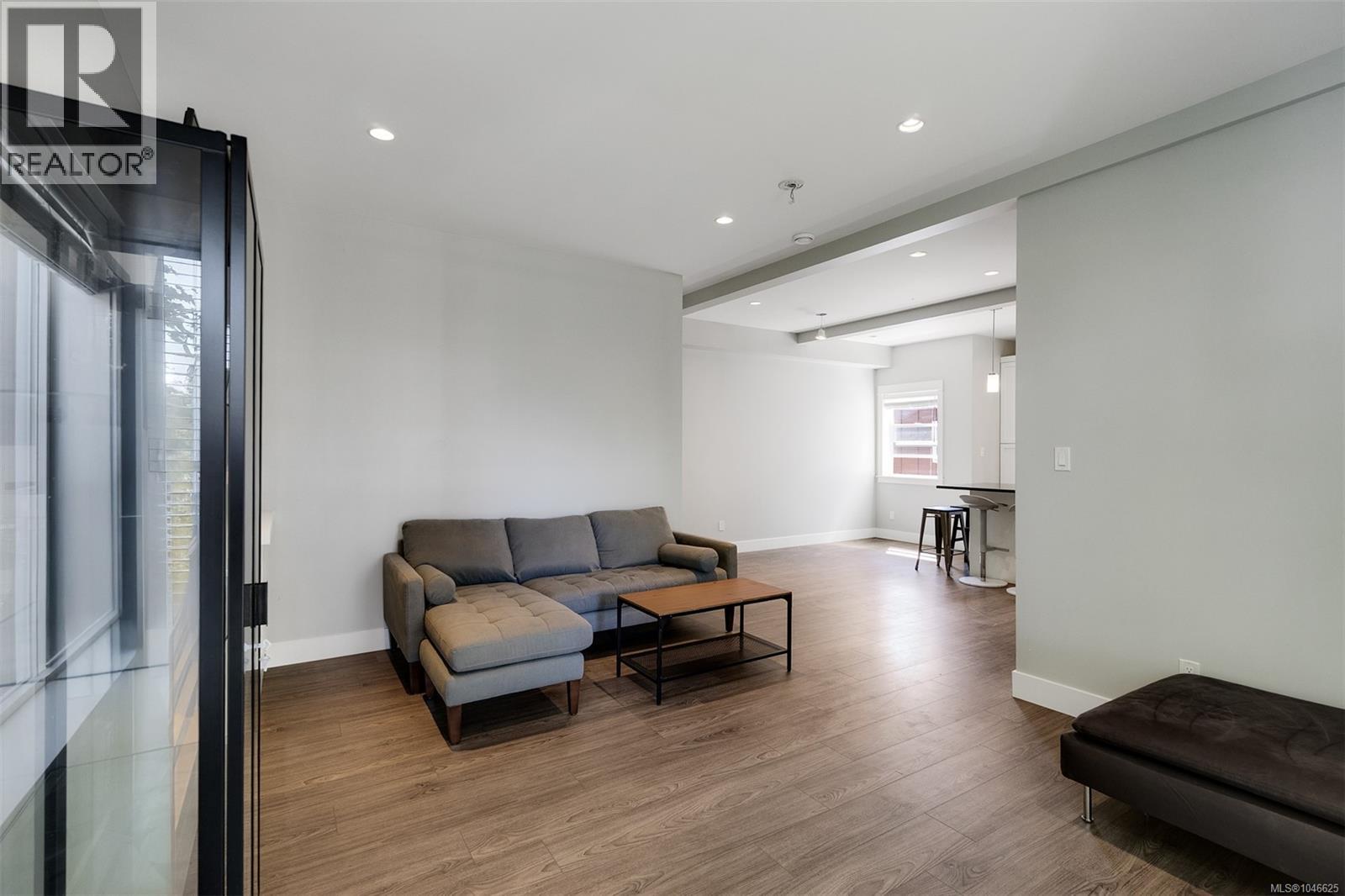 1 2923 Shelbourne Street, Victoria
