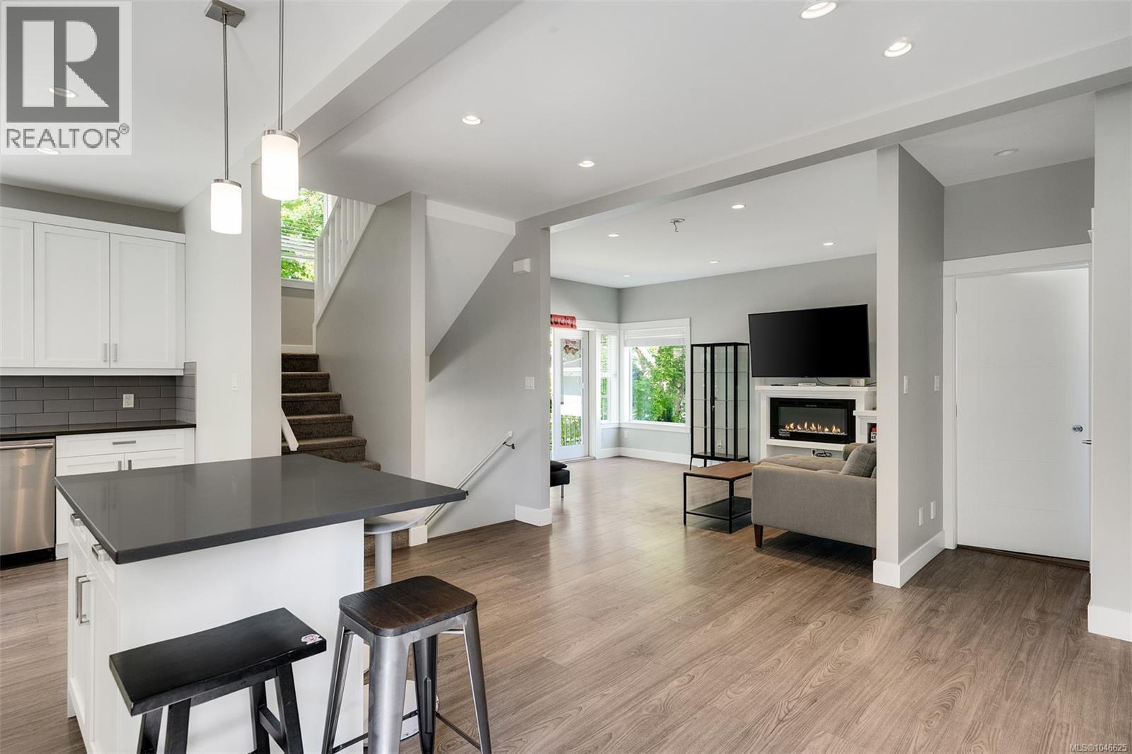 1 2923 Shelbourne Street, Victoria