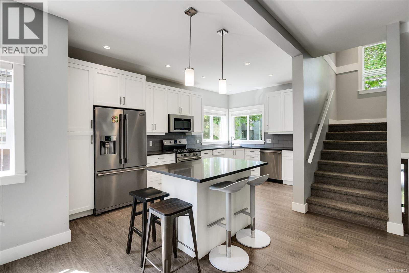 1 2923 Shelbourne Street, Victoria