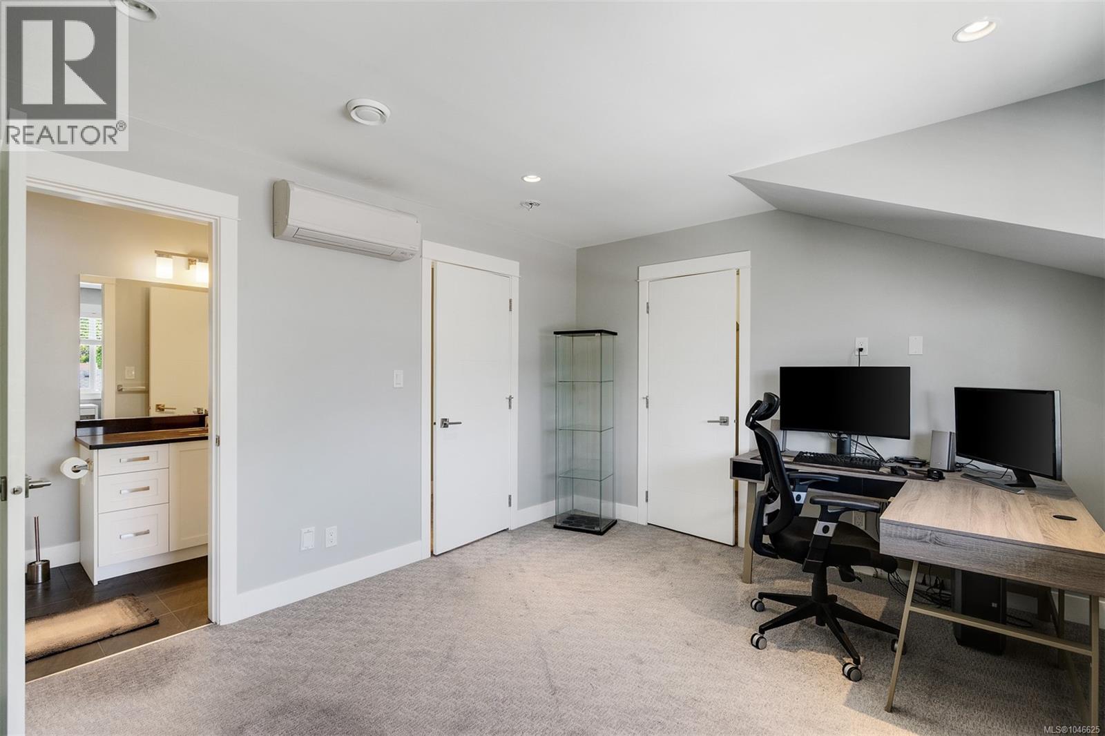 1 2923 Shelbourne Street, Victoria