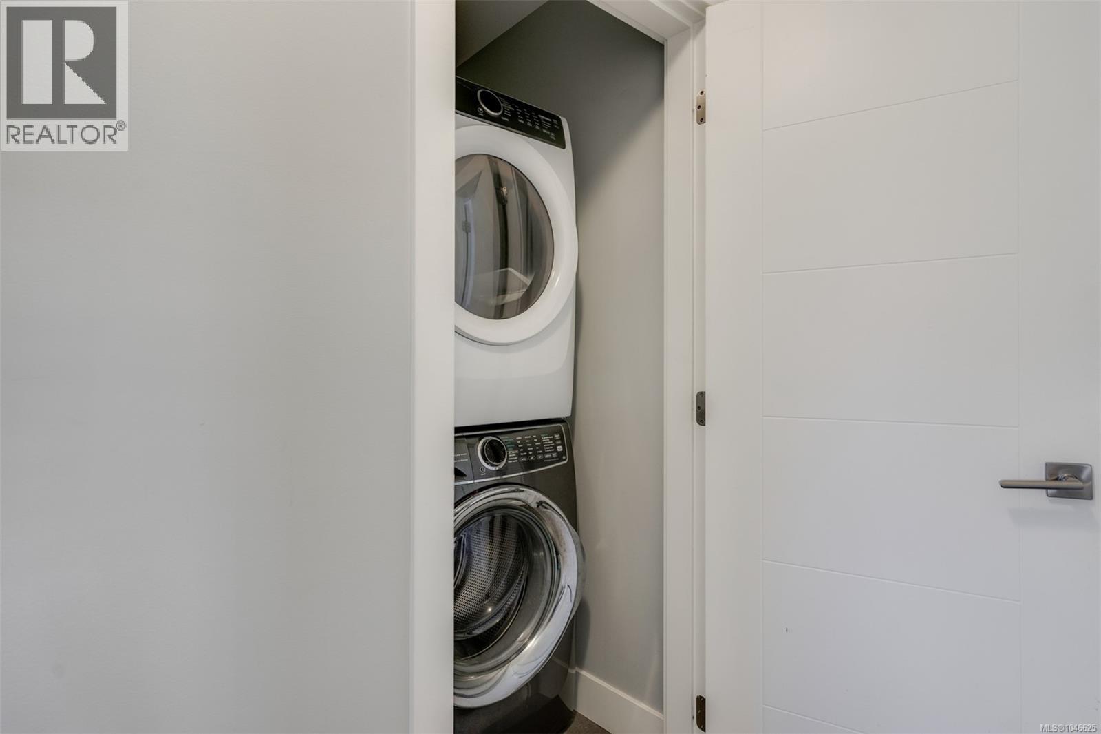 1 2923 Shelbourne Street, Victoria