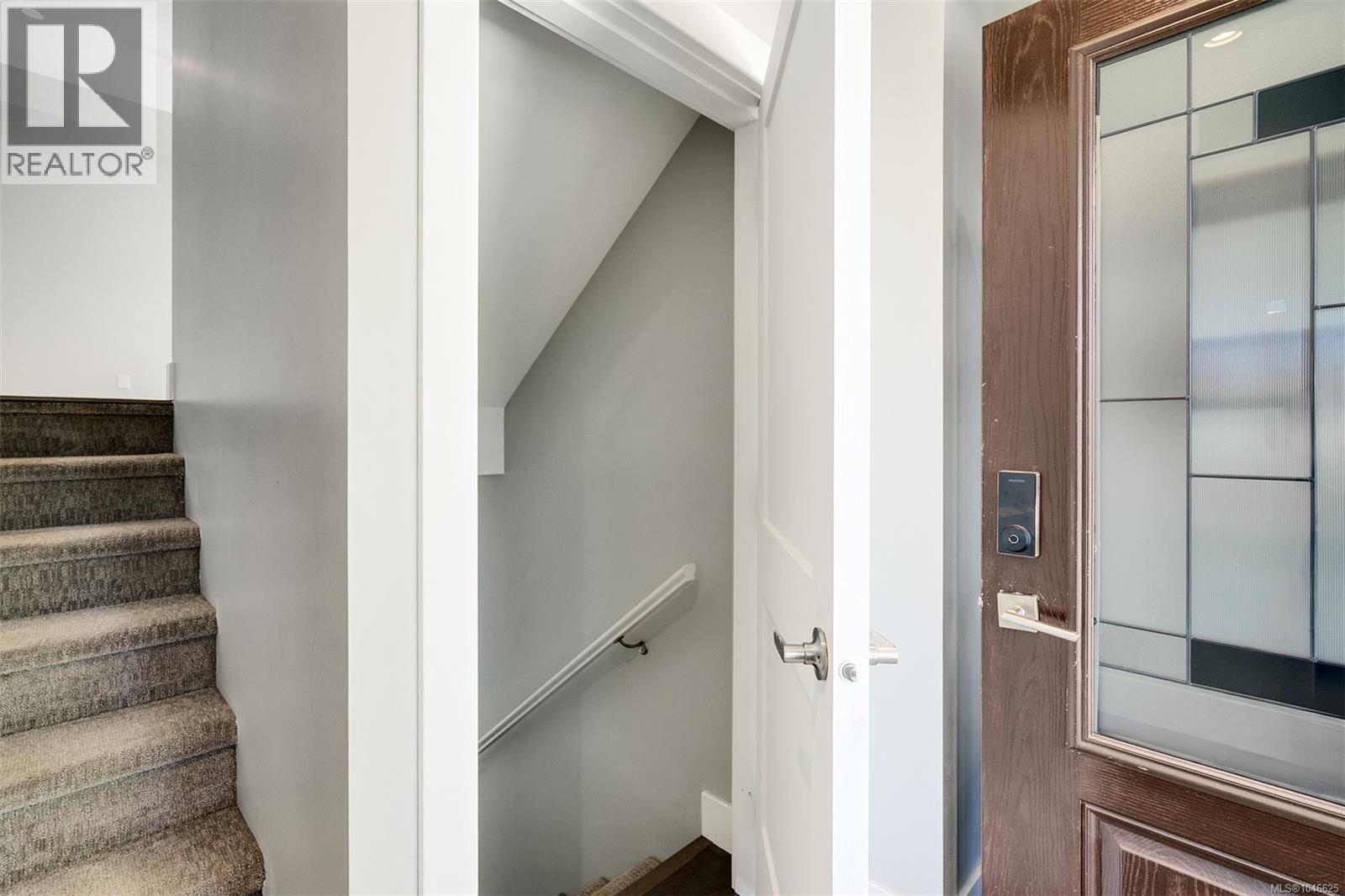 1 2923 Shelbourne Street, Victoria