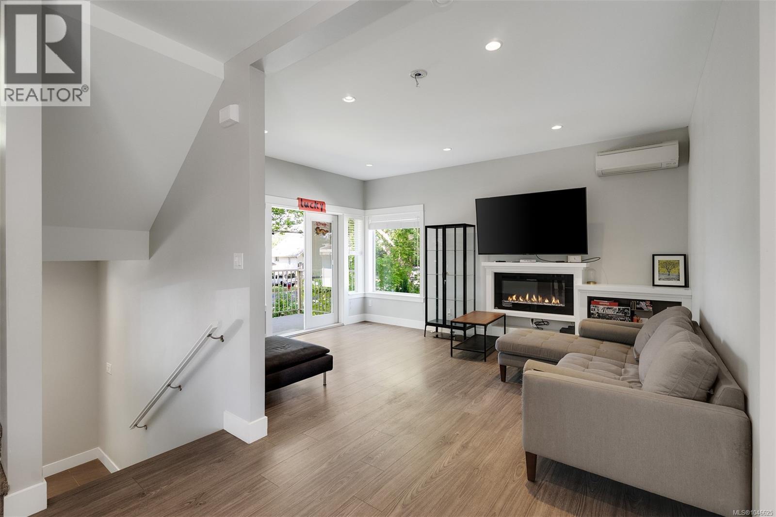 1 2923 Shelbourne Street, Victoria