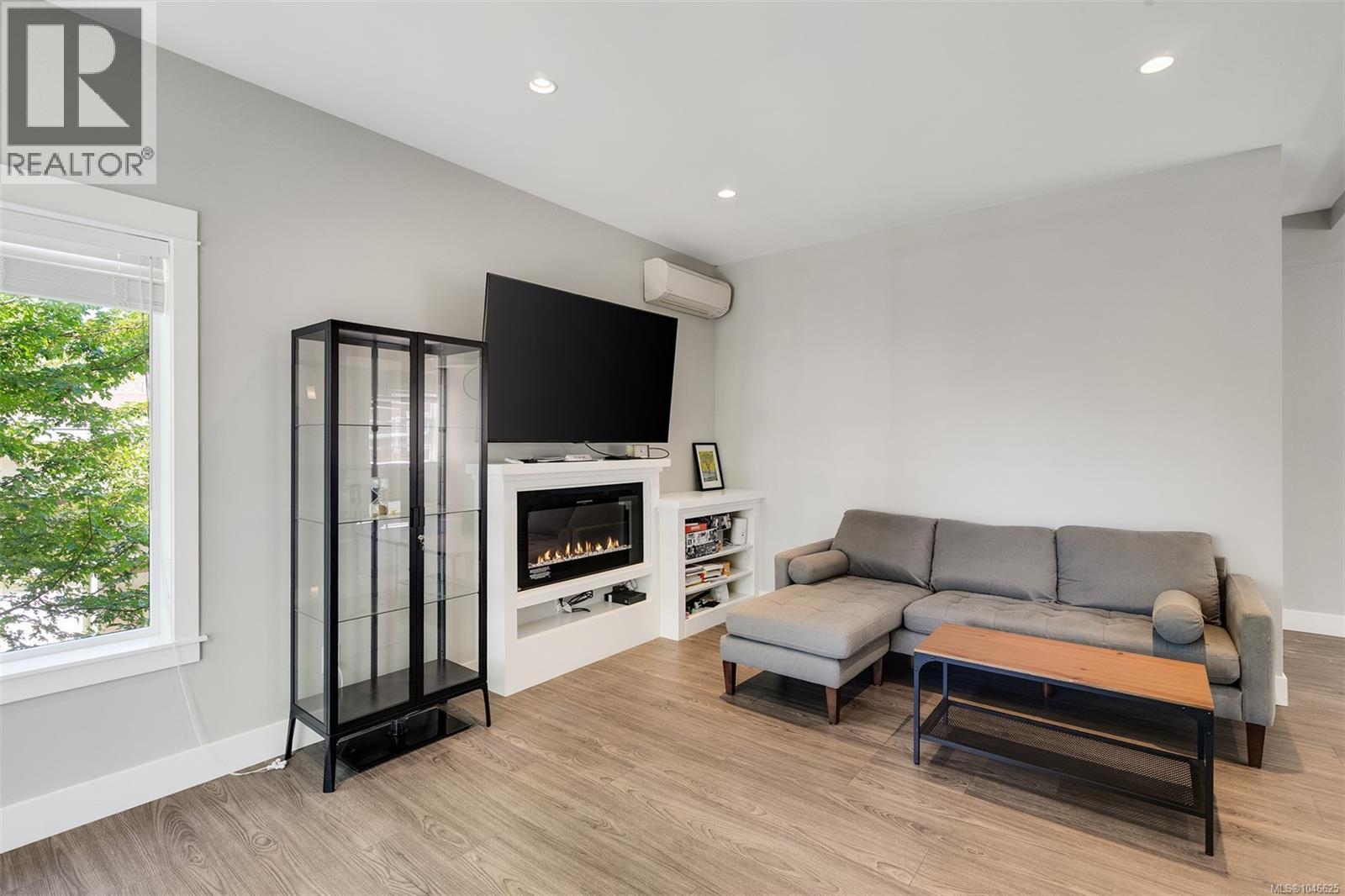 1 2923 Shelbourne Street, Victoria
