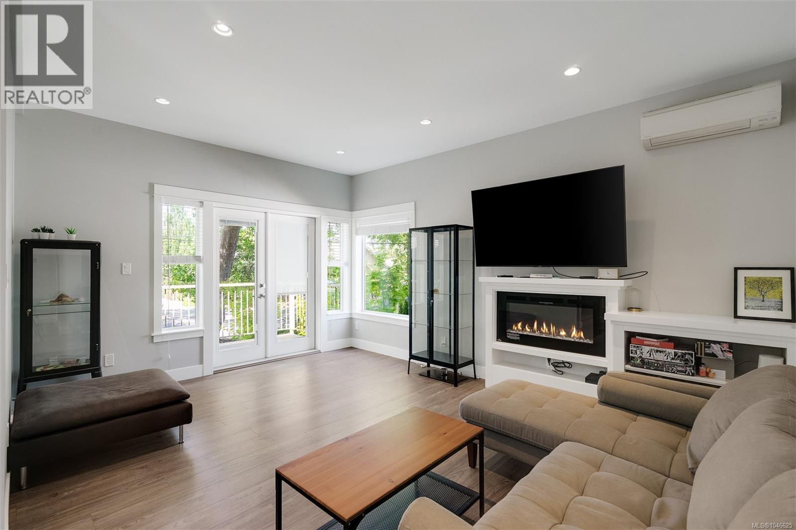 1 2923 Shelbourne Street, Victoria