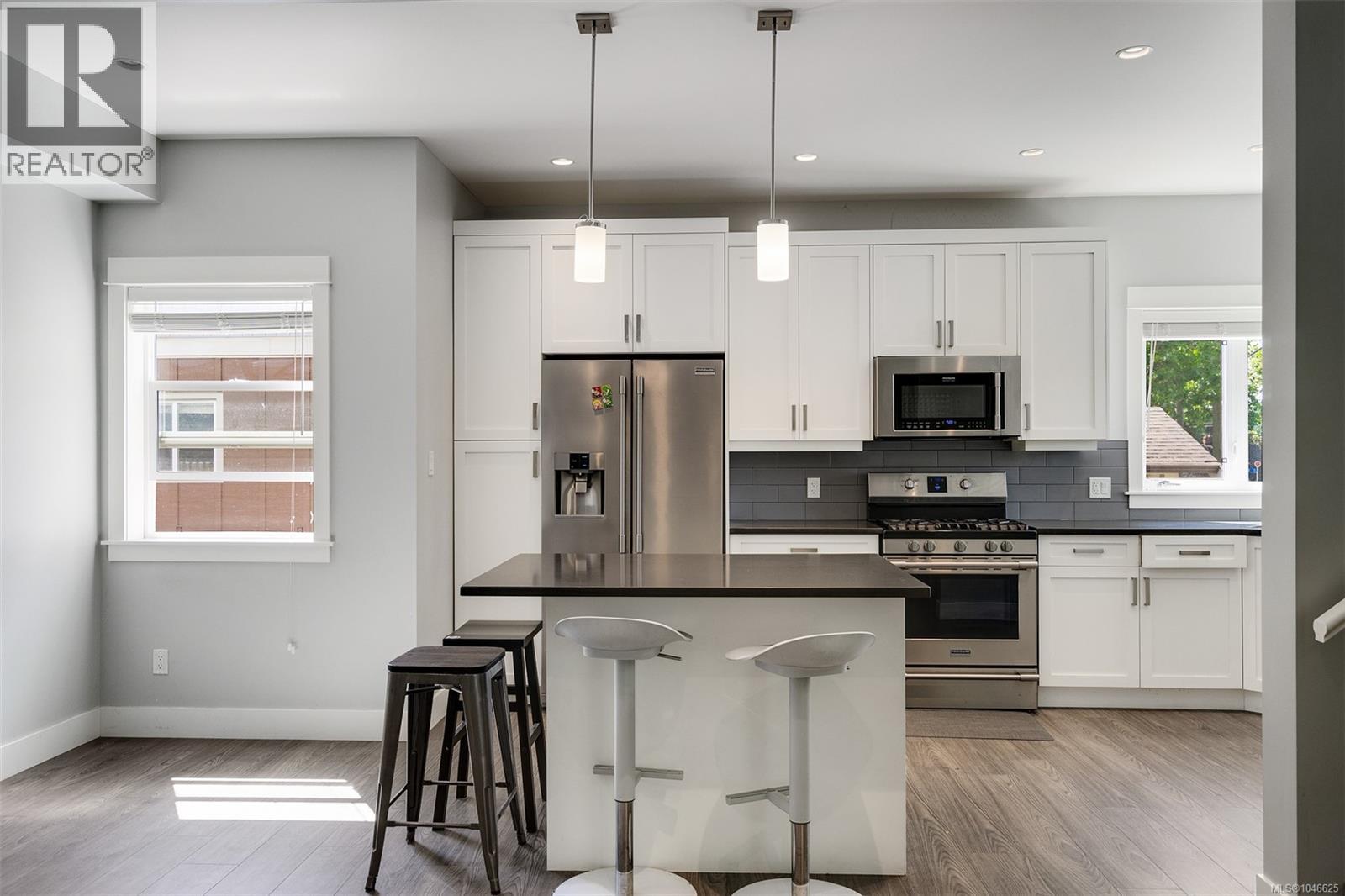 1 2923 Shelbourne Street, Victoria