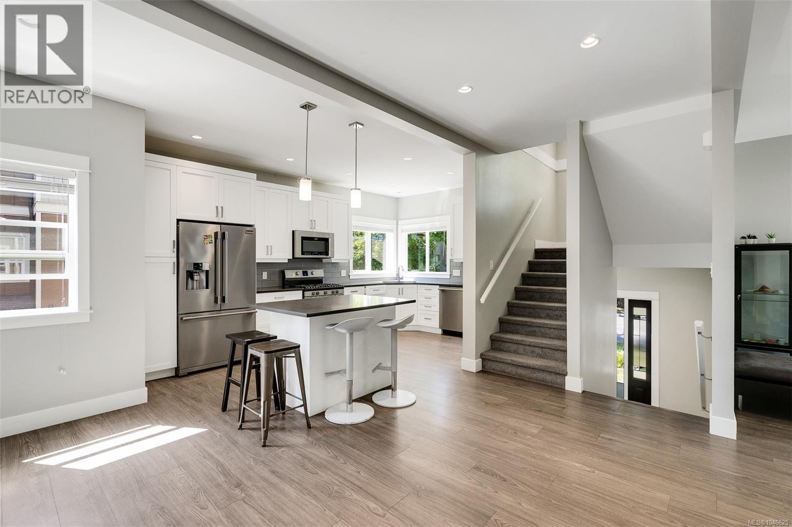 1 2923 Shelbourne Street, Victoria