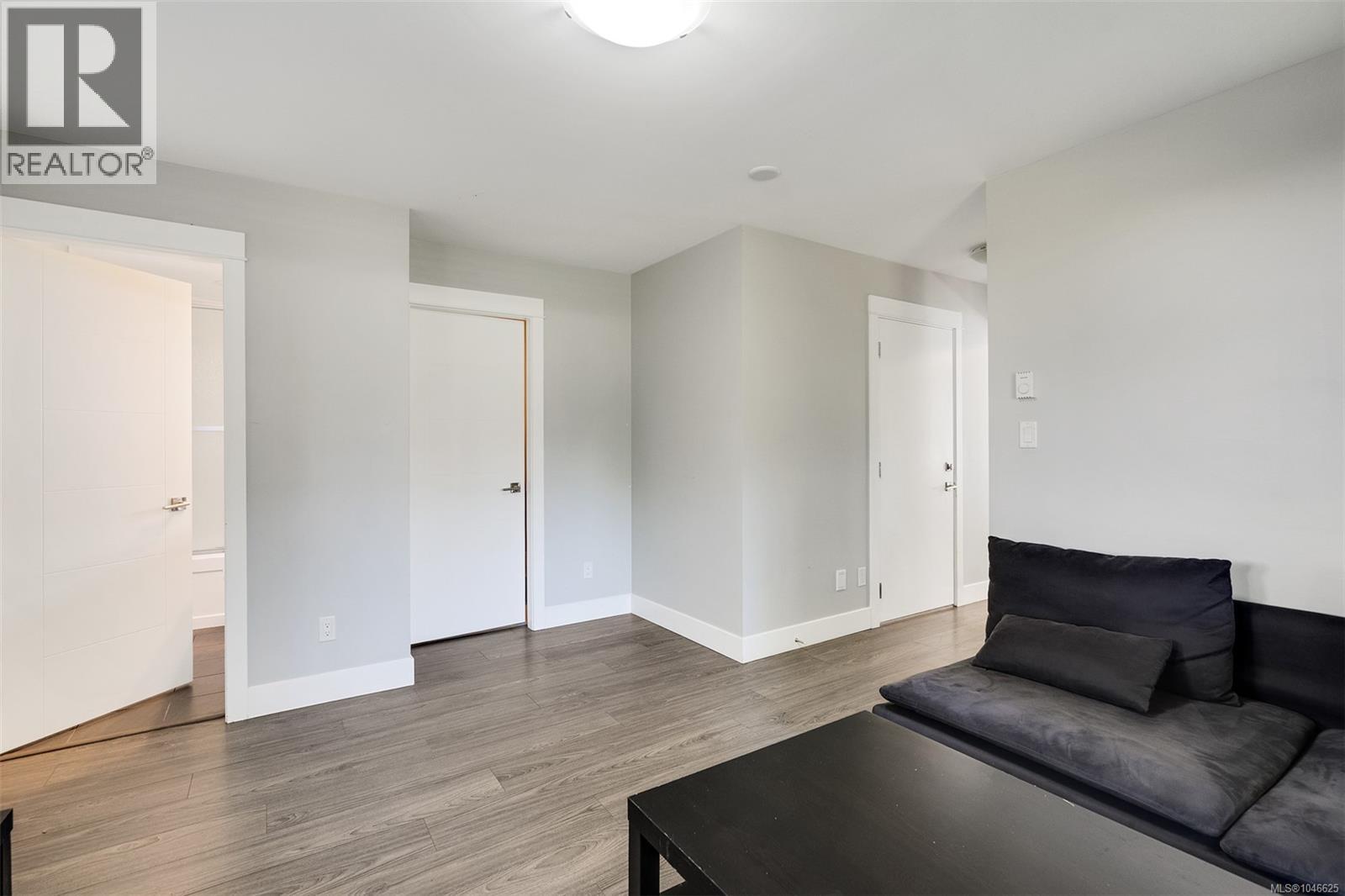 1 2923 Shelbourne Street, Victoria