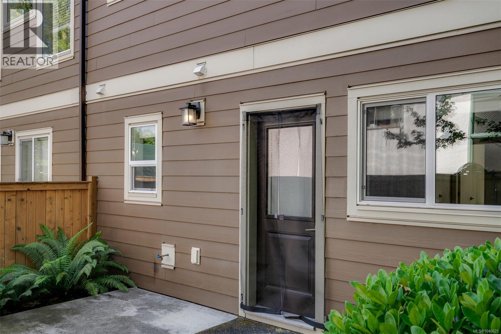 1 2923 Shelbourne Street, Victoria