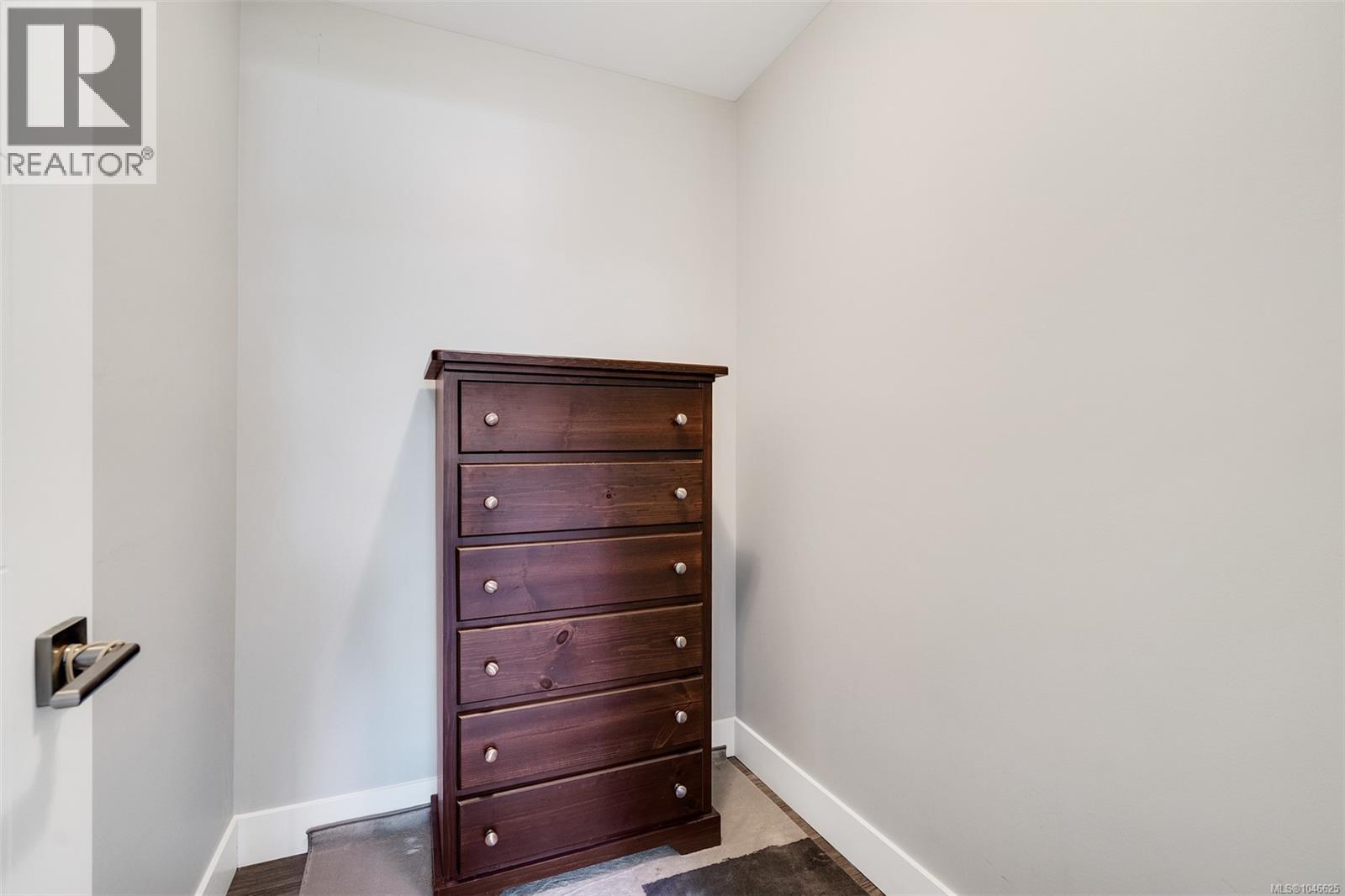1 2923 Shelbourne Street, Victoria