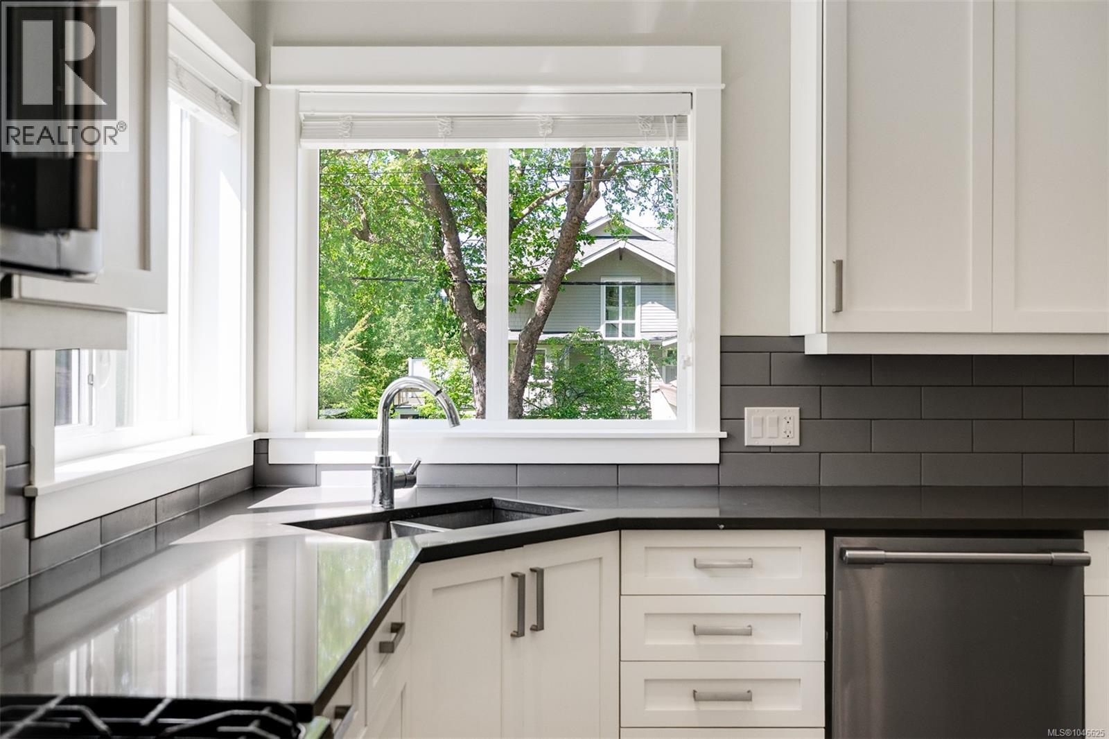 1 2923 Shelbourne Street, Victoria