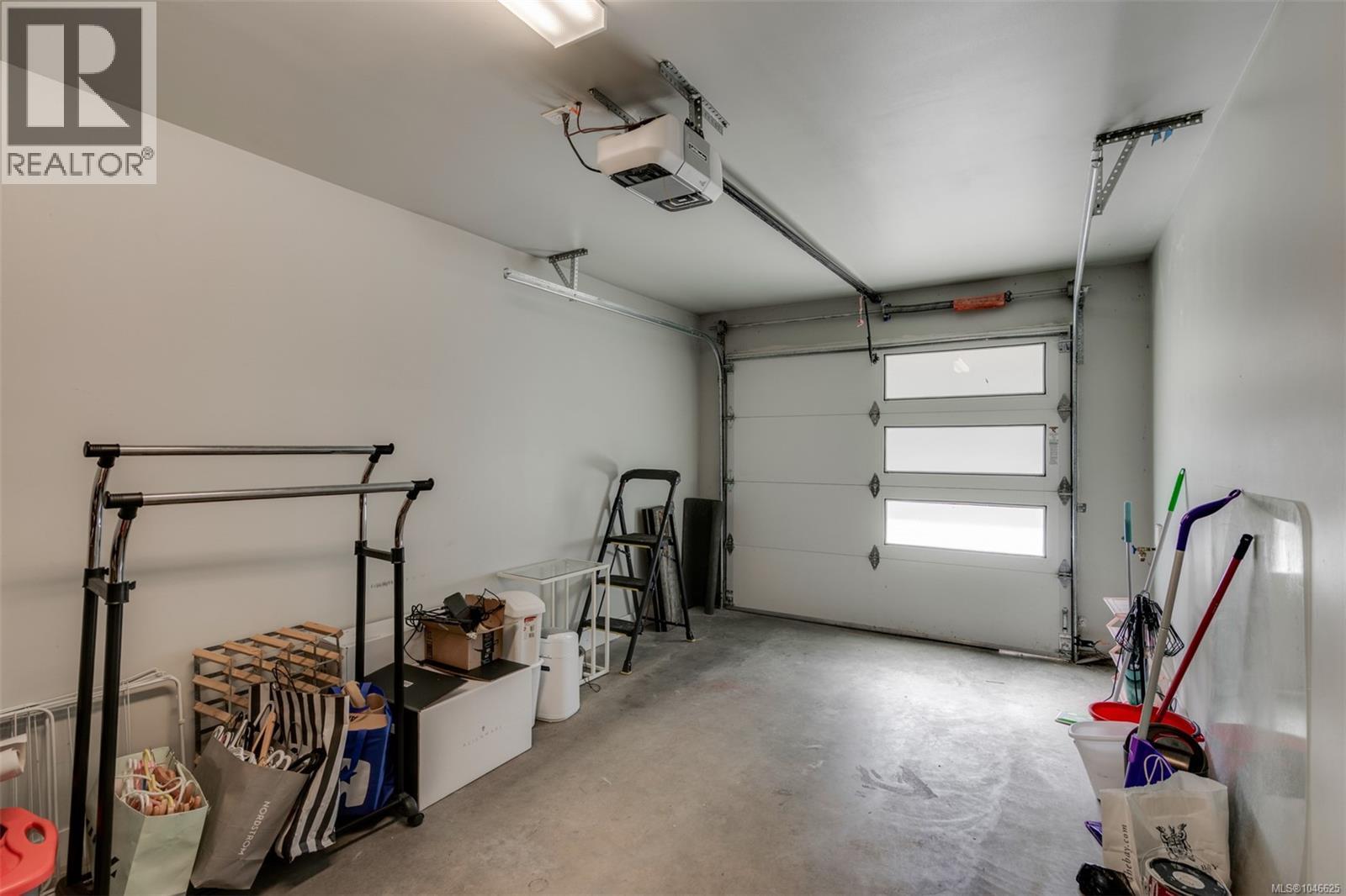 1 2923 Shelbourne Street, Victoria