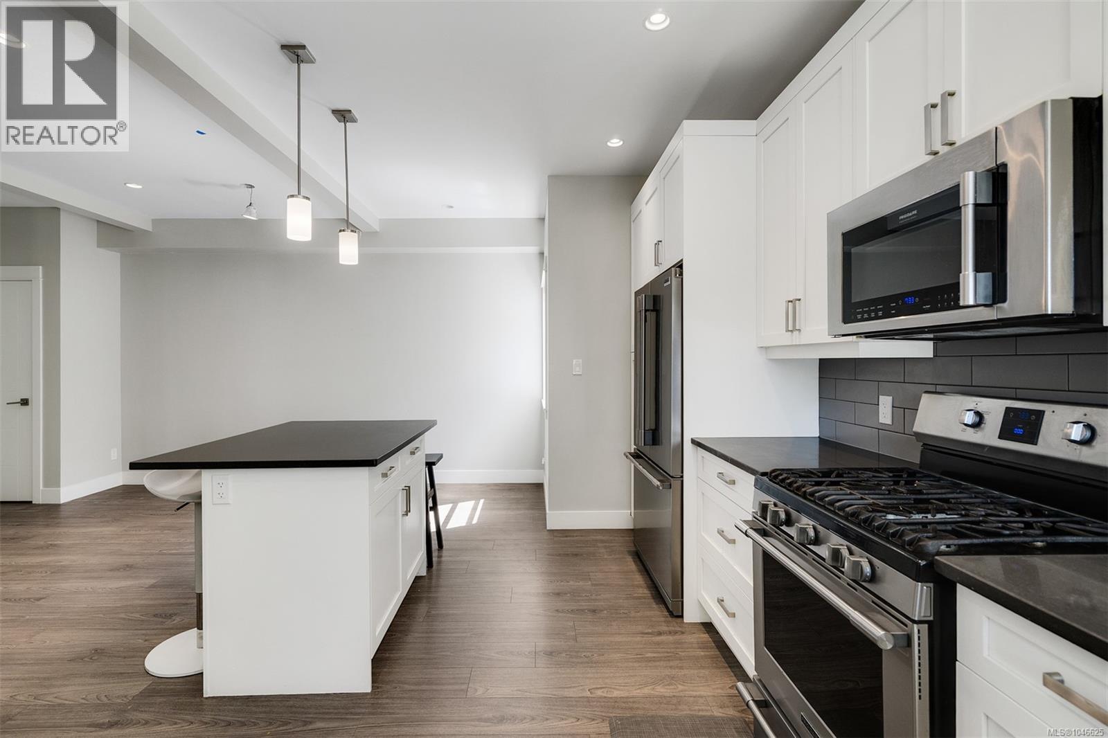 1 2923 Shelbourne Street, Victoria