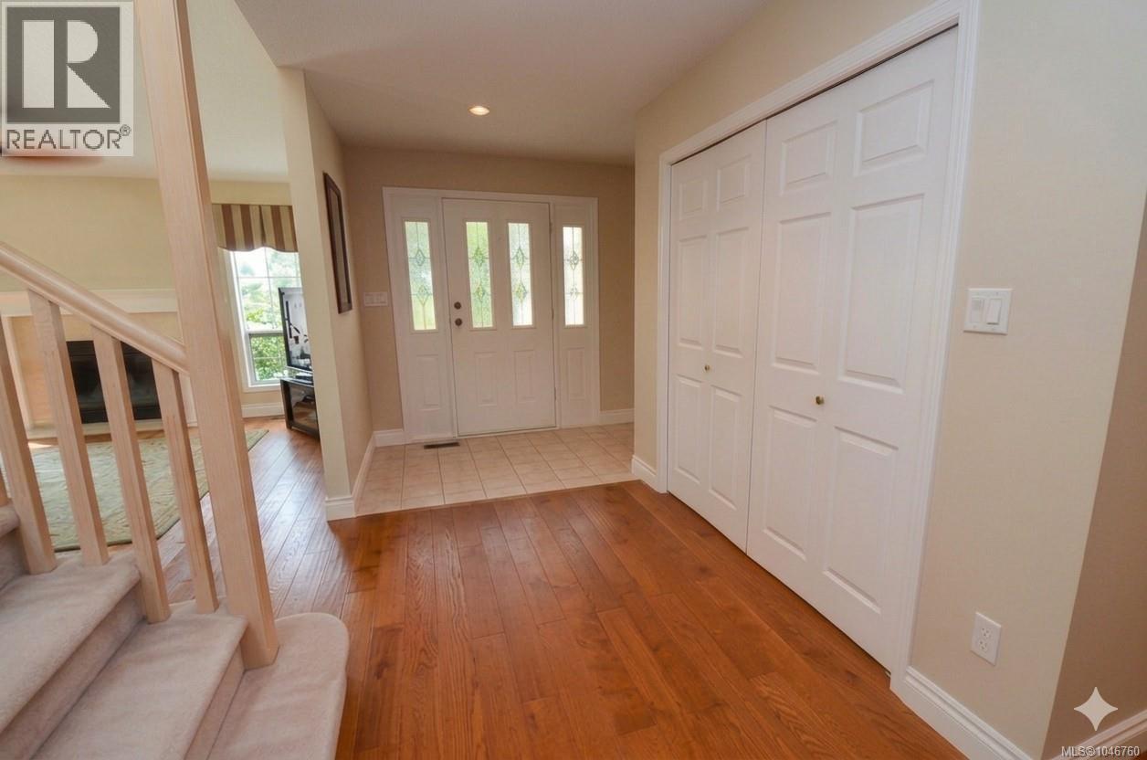 766 Canyon Cres - 3