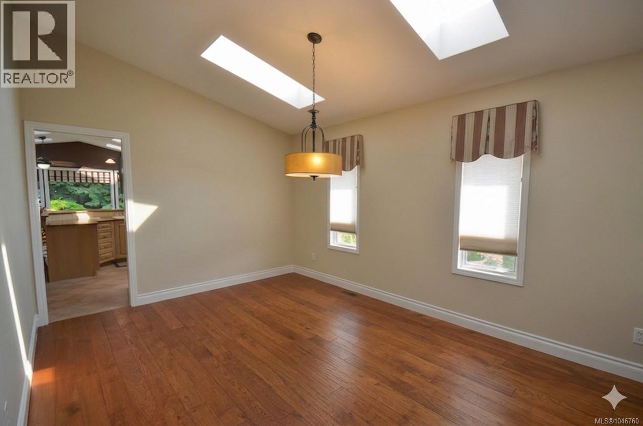 766 Canyon Cres - 7