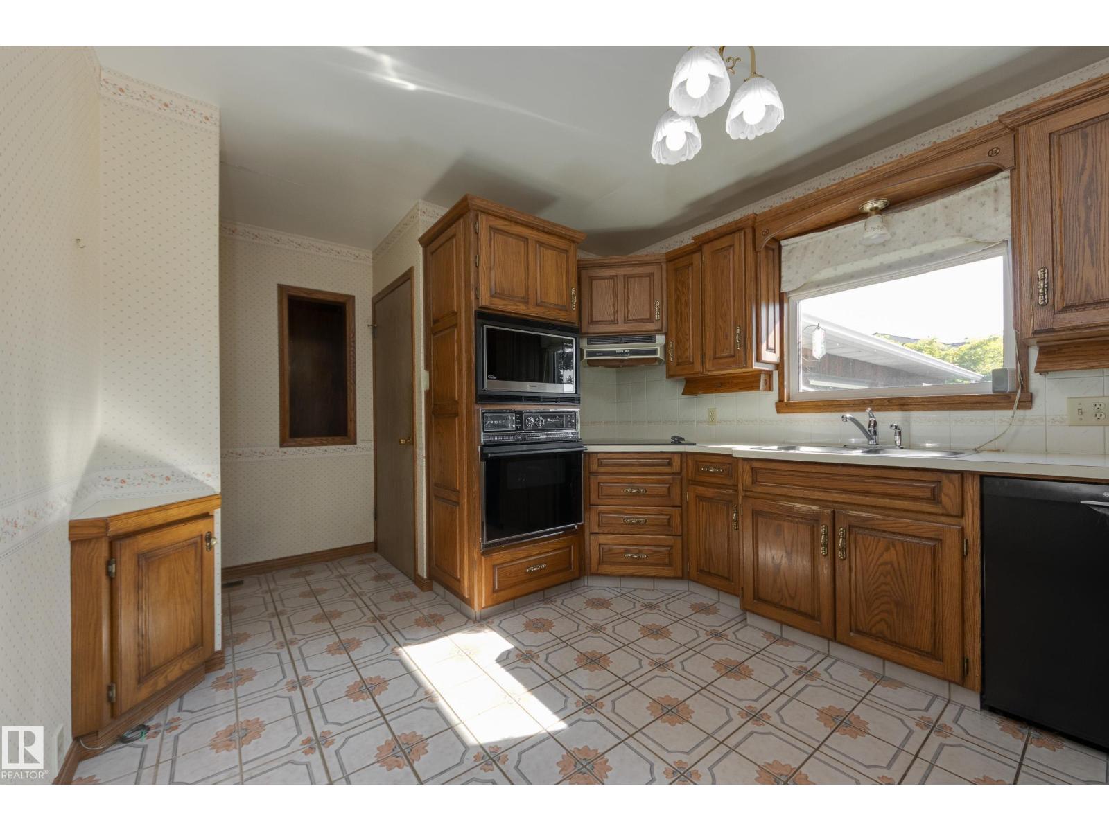4716 109 AV NW - 12