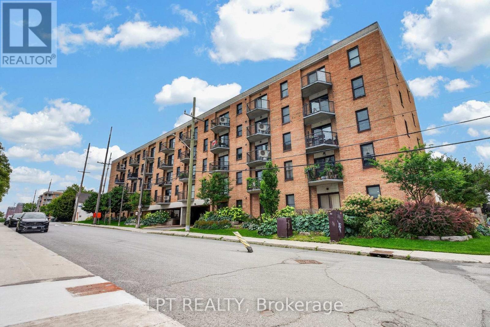 #203 50 BURNSIDE AVENUE - 1