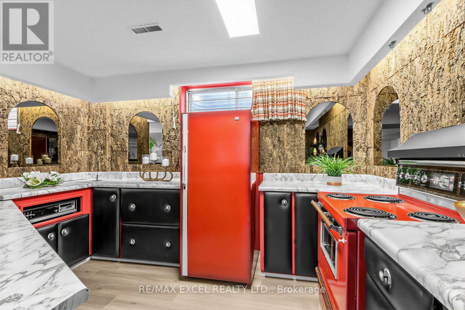 28 ROBINTER DRIVE - 32