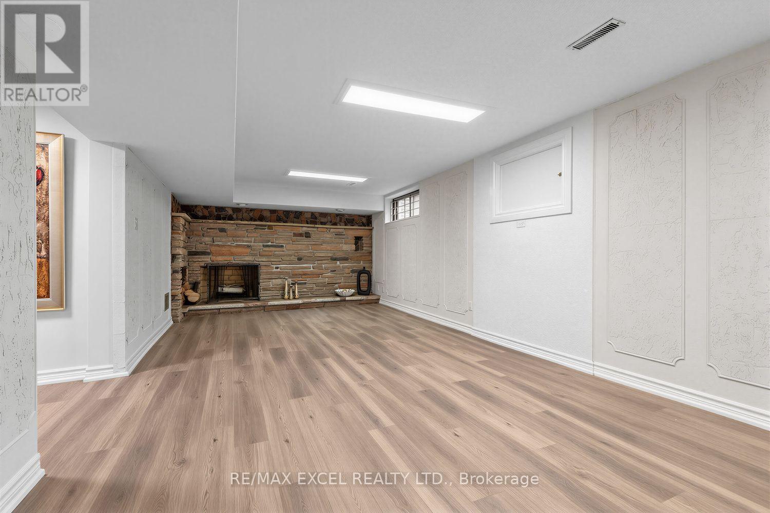 28 ROBINTER DRIVE - 33
