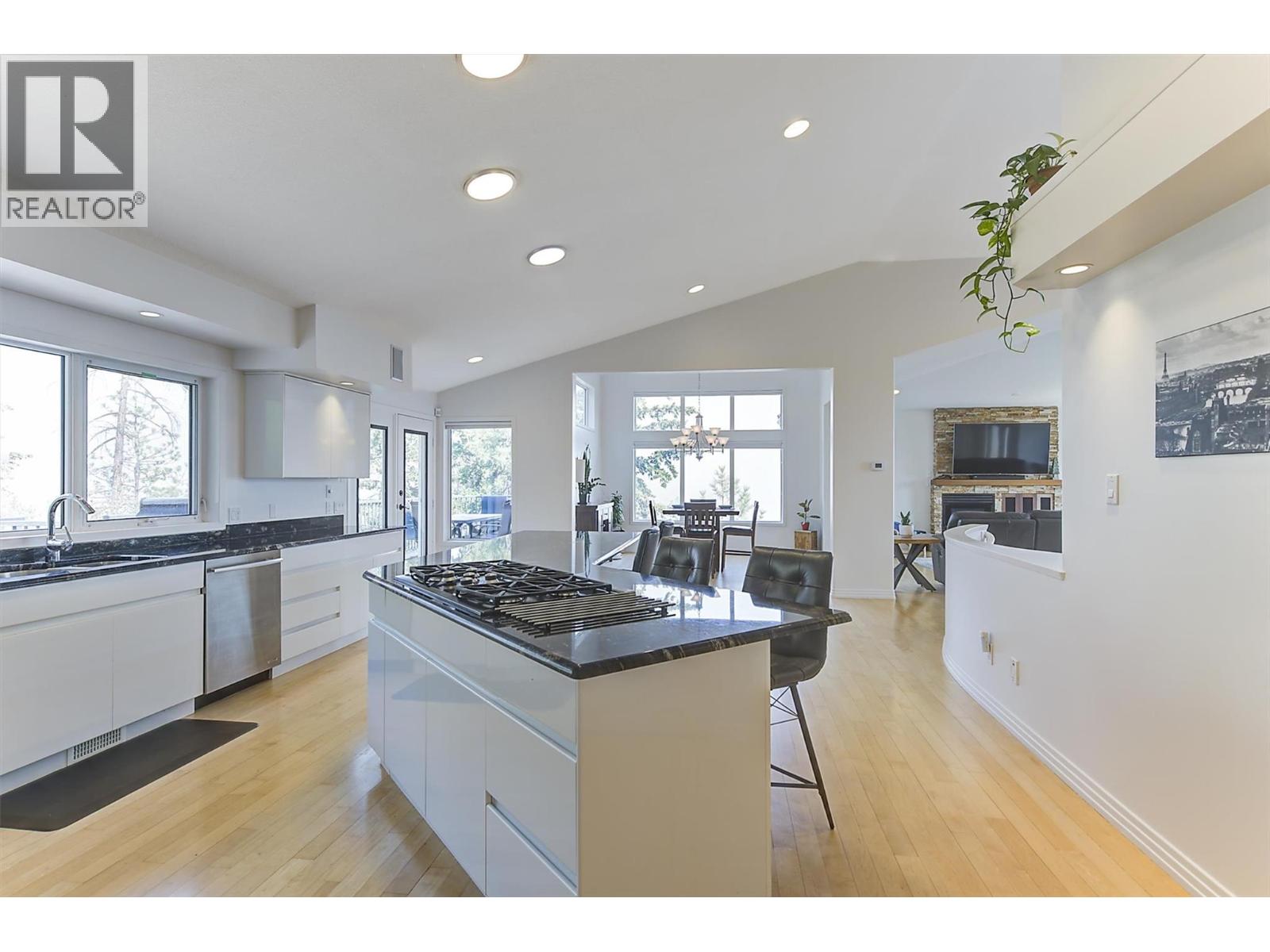 2296 Lillooet Crescent - 16