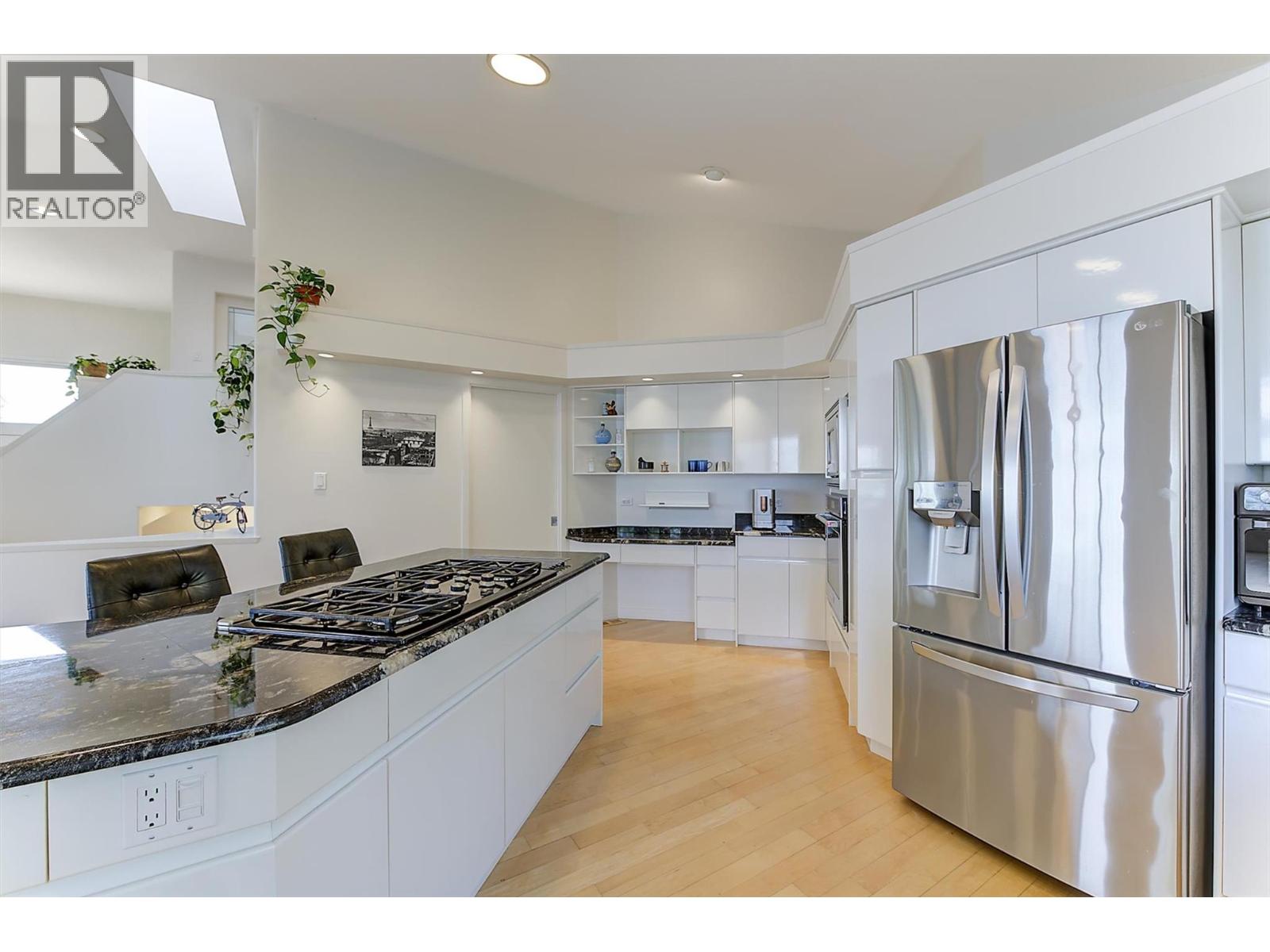 2296 Lillooet Crescent - 17