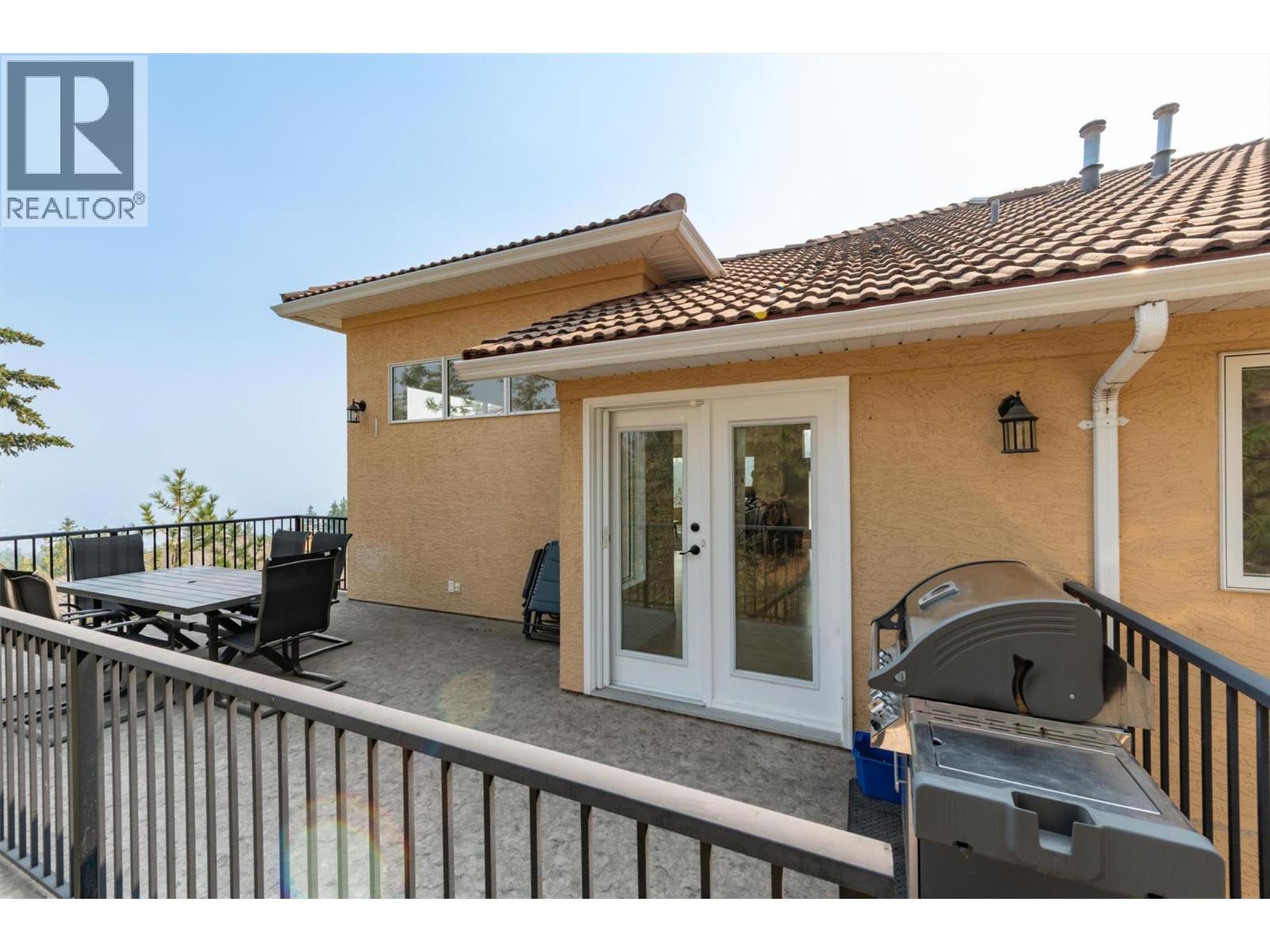 2296 Lillooet Crescent - 23