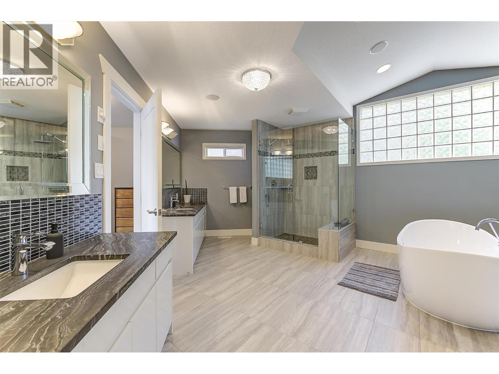 2296 Lillooet Crescent - 30