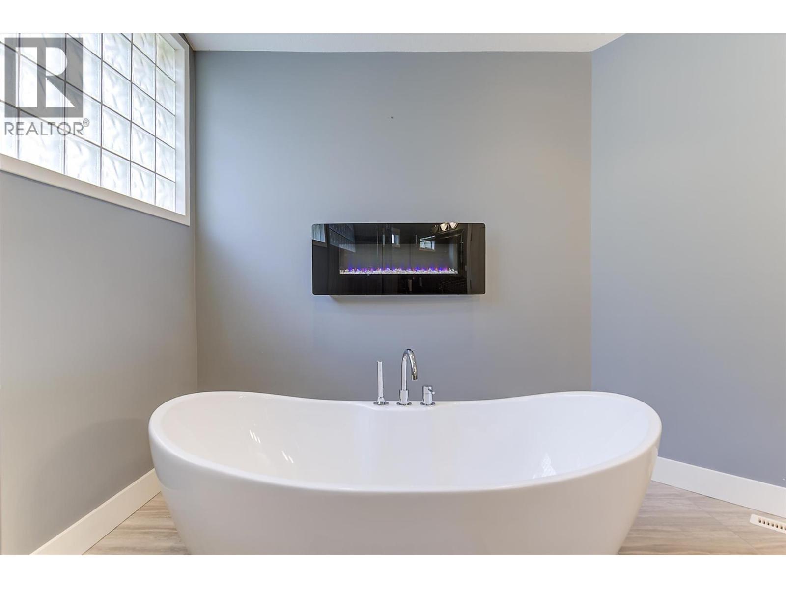 2296 Lillooet Crescent - 33