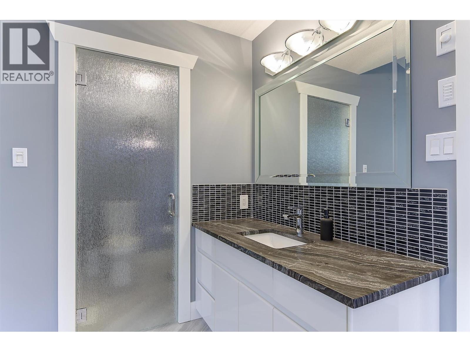 2296 Lillooet Crescent - 35