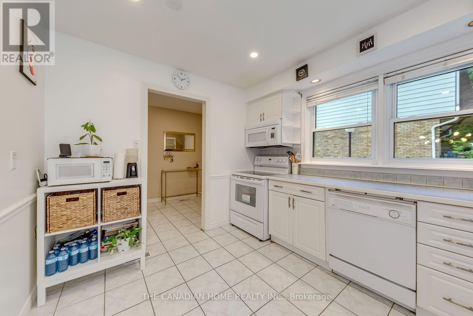 #3 2226 UPPER MIDDLE ROAD - 17