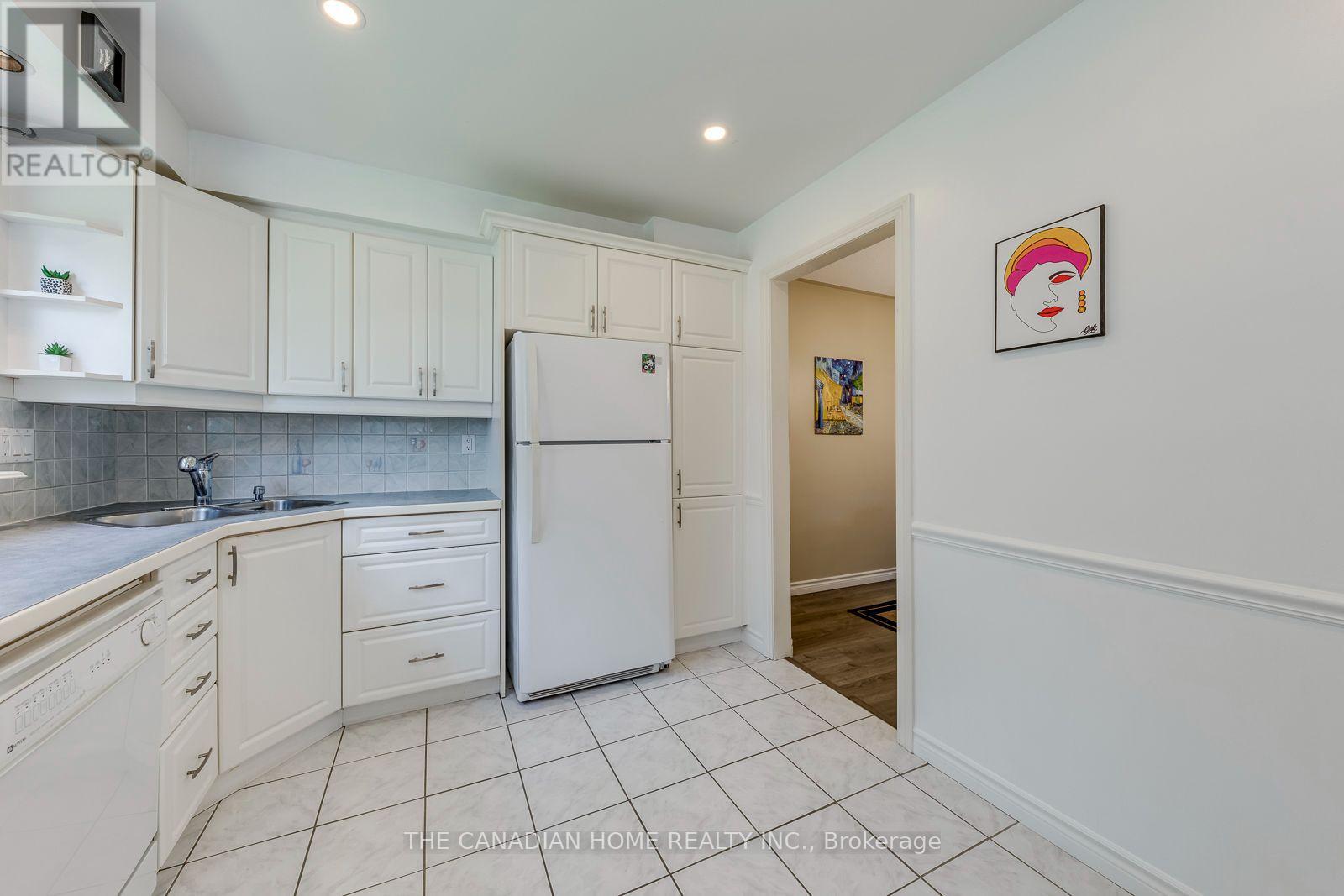 #3 2226 UPPER MIDDLE ROAD - 23