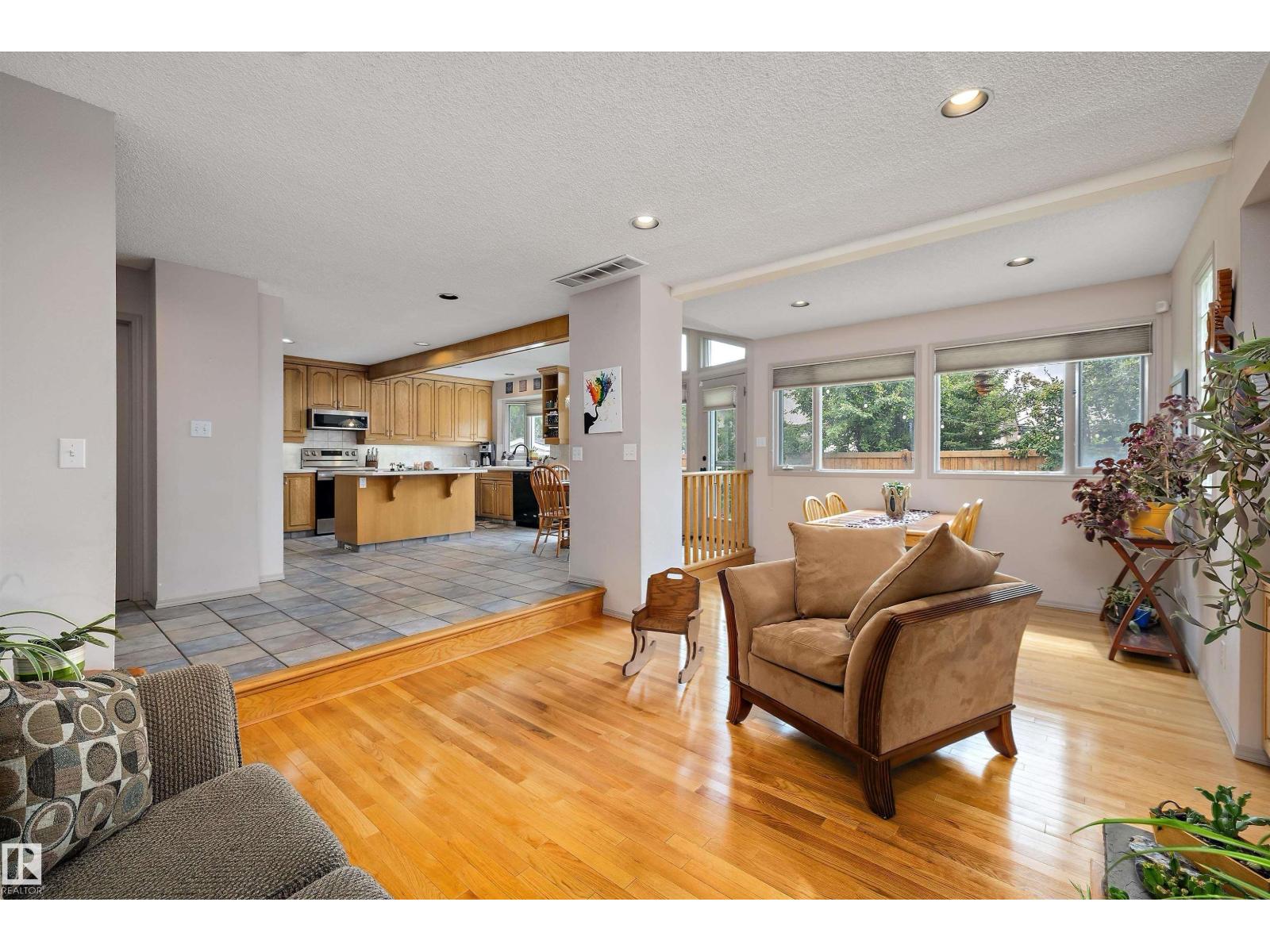 9811 158 AV NW - 18