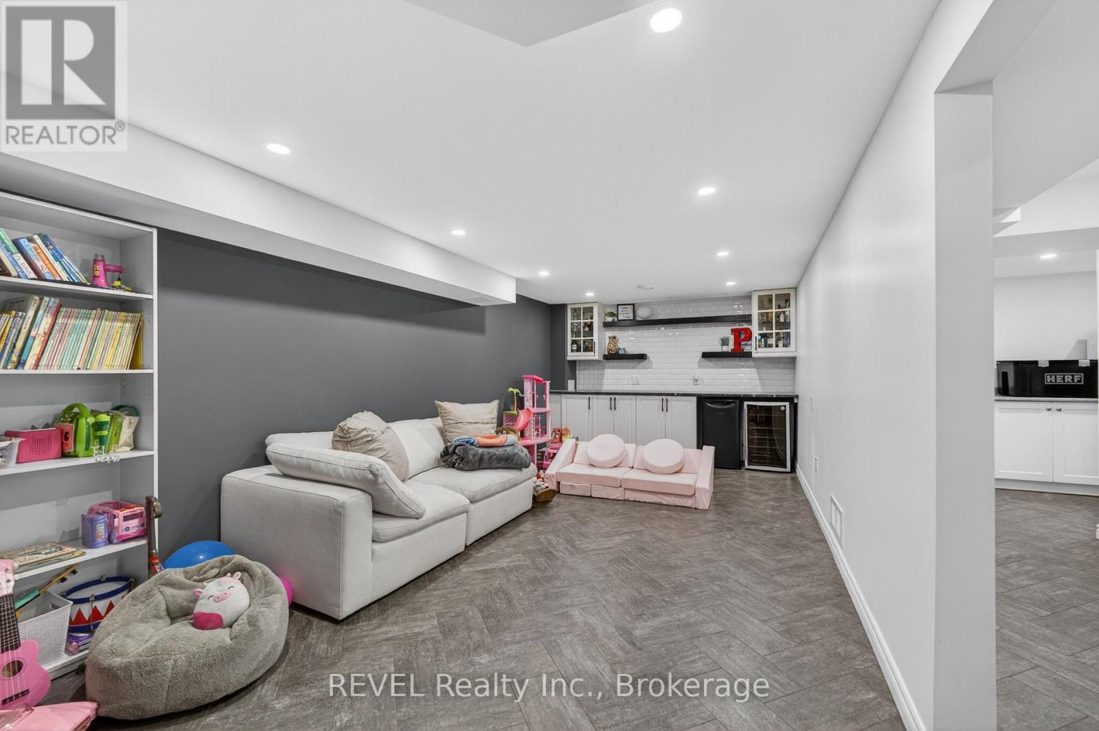 34 ROYAL YORK ROAD - 34