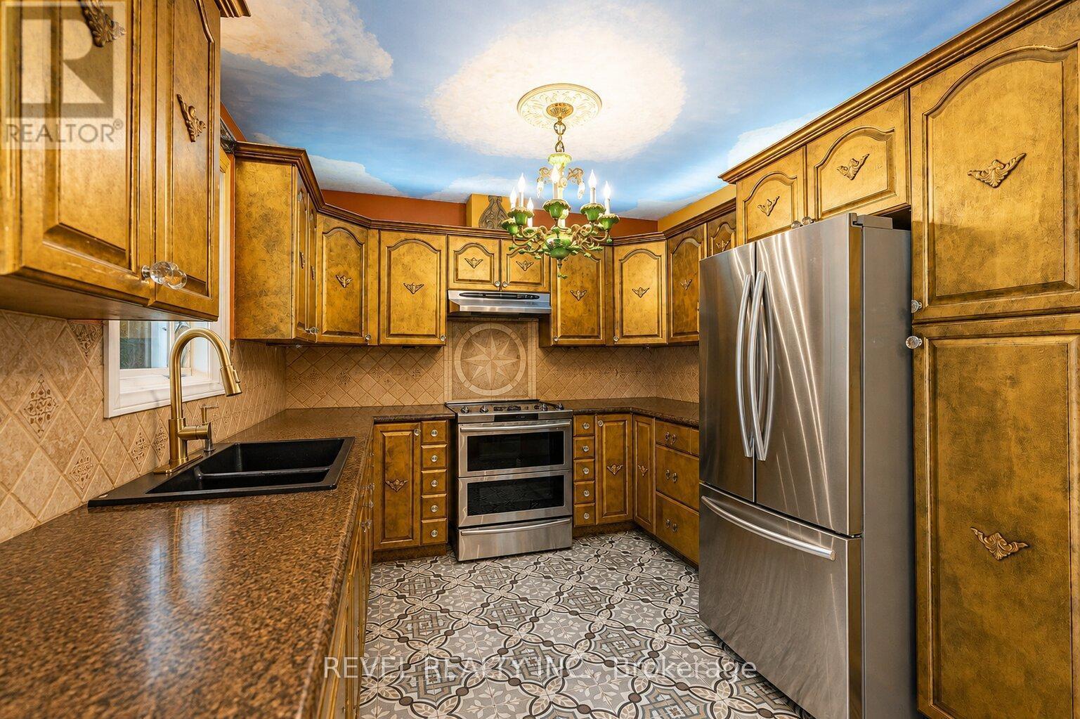 218 MACAULAY STREET E - 13