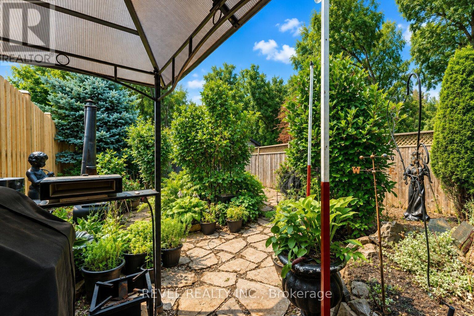 218 MACAULAY STREET E - 34