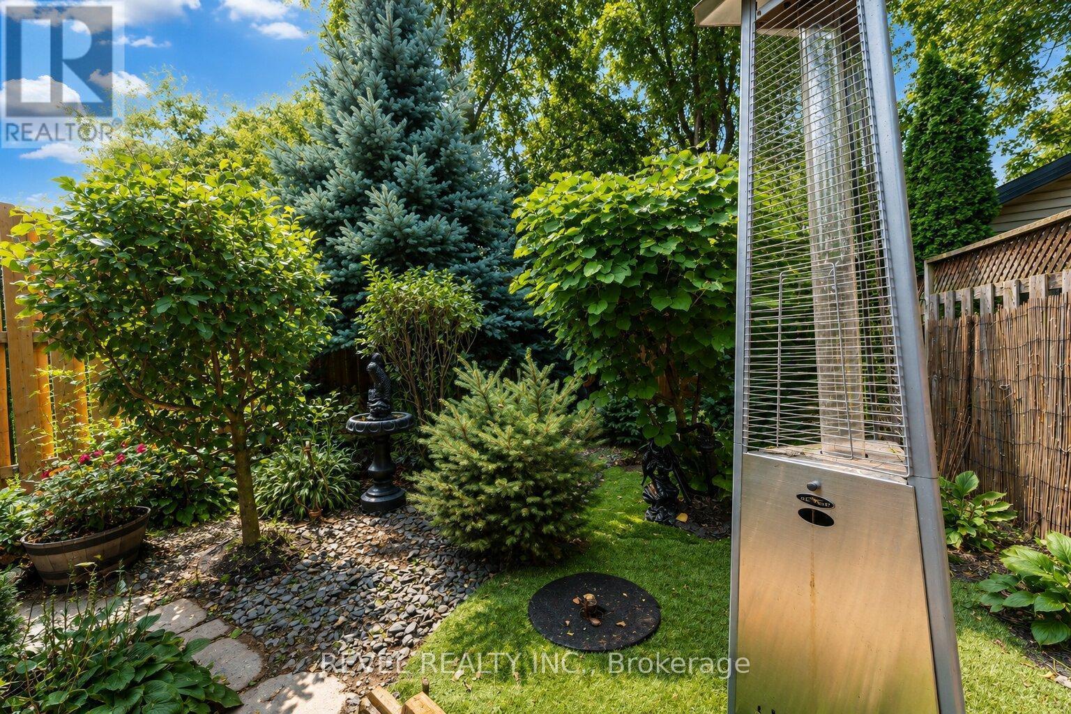 218 MACAULAY STREET E - 36