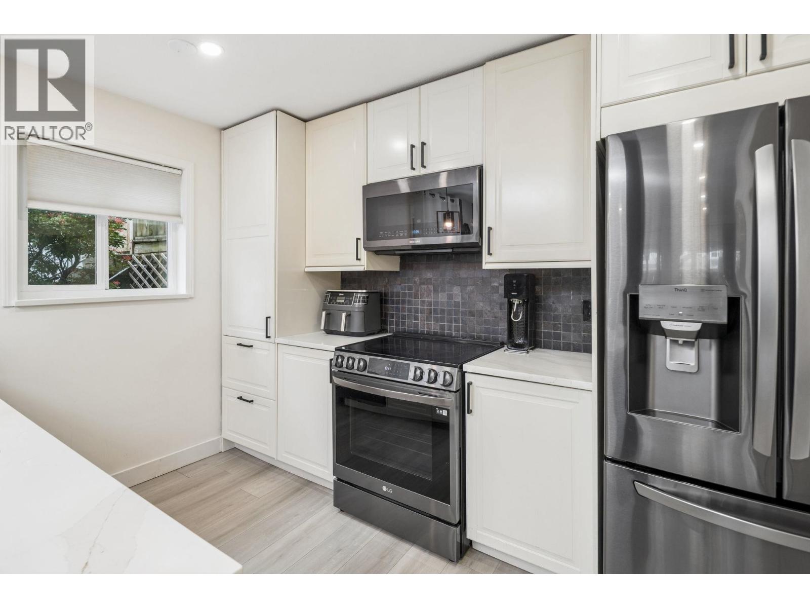 7 848 W 16TH STREET, North Vancouver